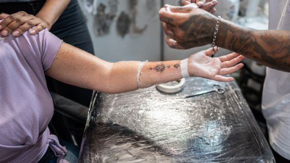 Mastering second skin application techniques for enhanced tattoo healing